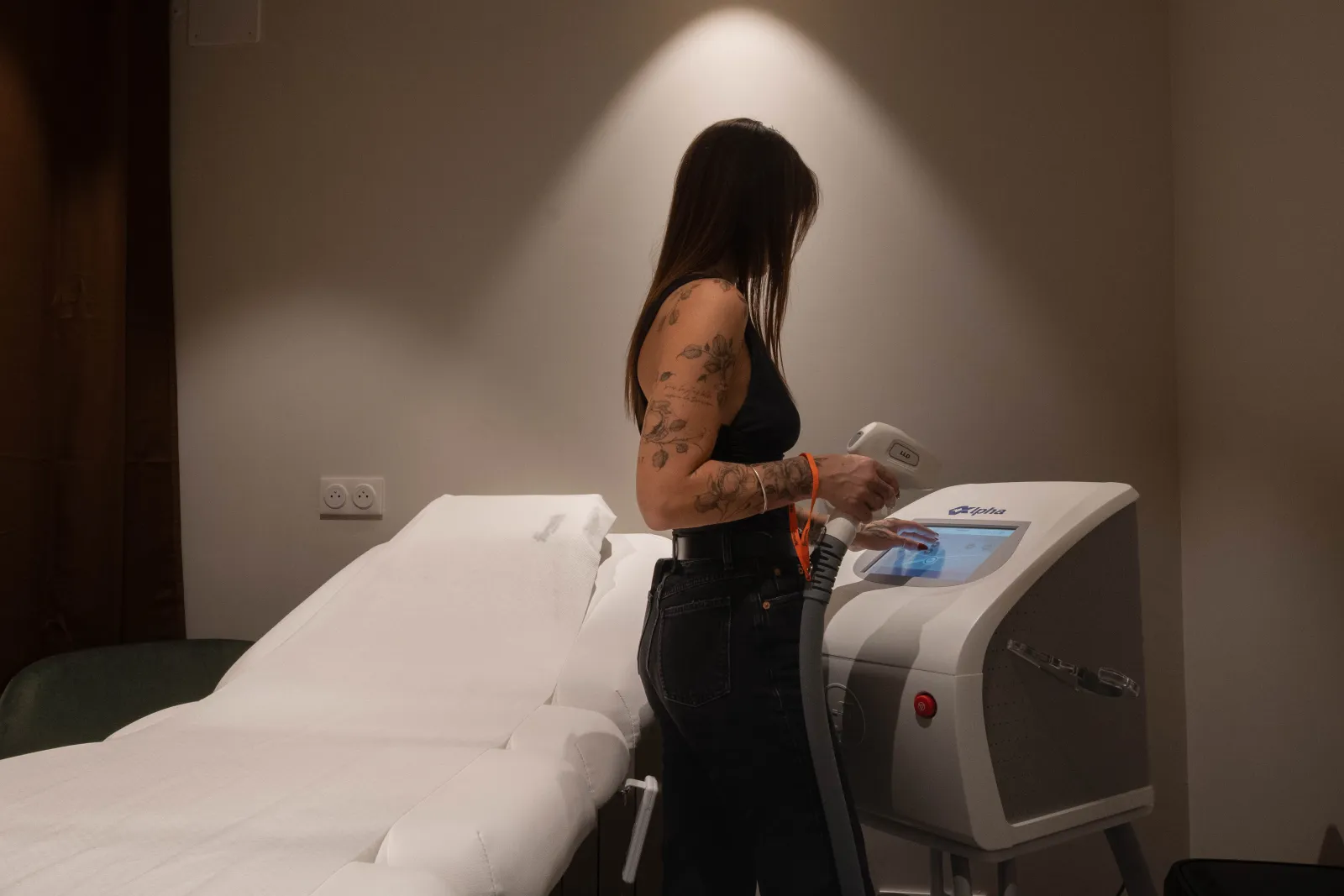 Johanna, infirmière diplômée d'État, réalise une séance d'épilation laser à l'institut Maison JL, Bordeaux